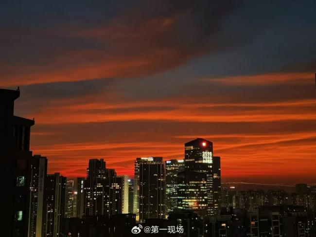 深圳驚現火燒雲  網民狂贊