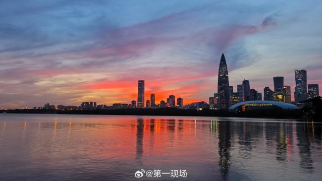 深圳驚現火燒雲  網民狂贊