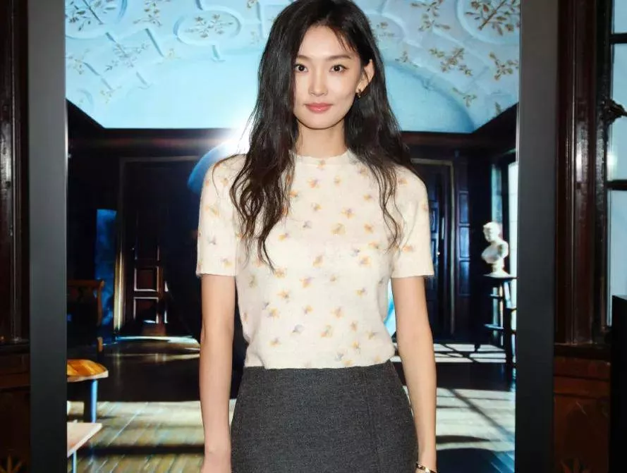 周依然评论区沦陷！自曝家中有人脉资源太好