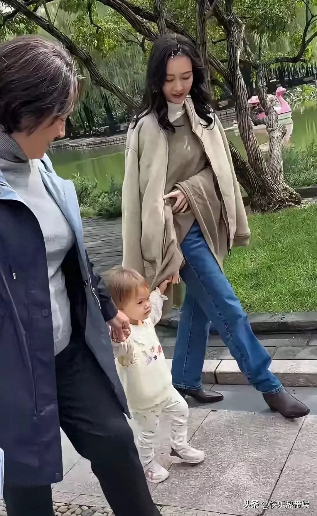 不藏了,王鸥大方晒女,女儿与何九华更像