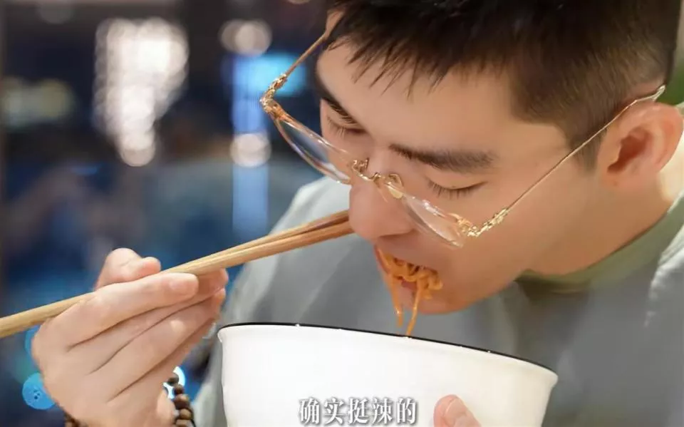 張翰一個人住北京大平層，「女朋友」首度公開漂亮