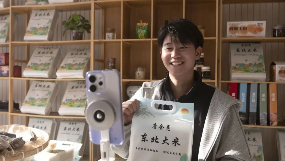 27歲海歸名校生  回到村裡賣葡萄