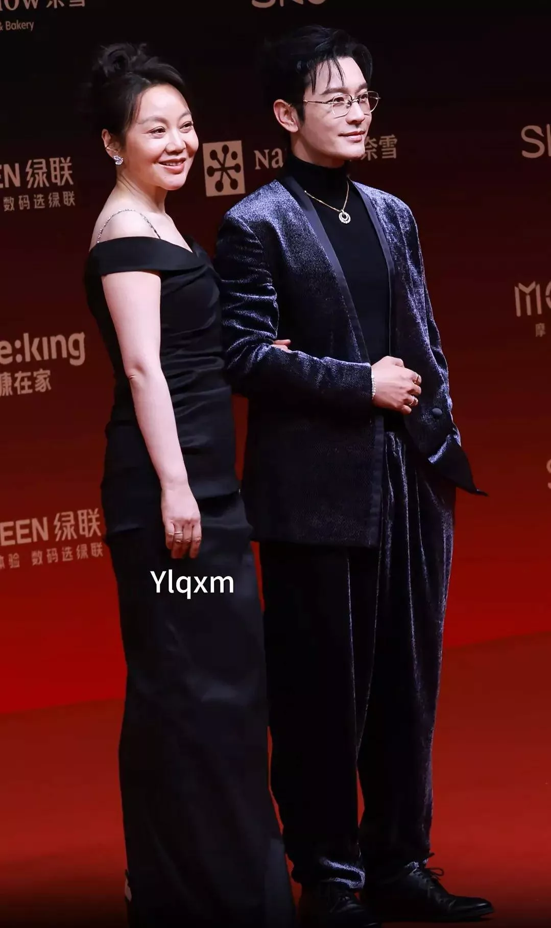 厦门这一夜，女明星齐穿露肩礼服，陈梦造型最保暖