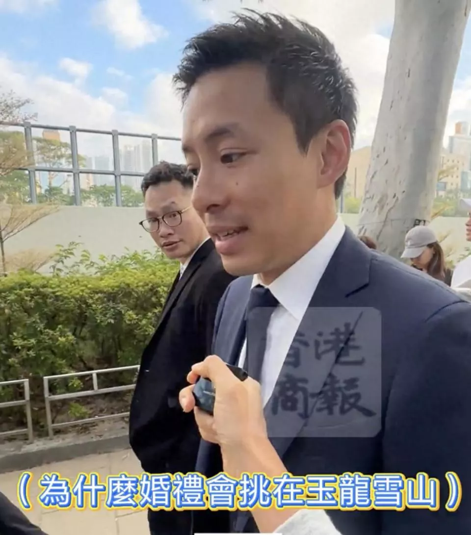 37岁霍启仁婚后首度现身，亲揭选丽江办婚礼原因