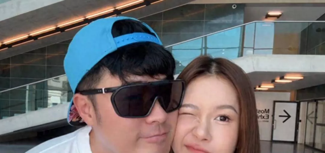 陳赫和老婆瑞士旅遊，躺沙發上擁抱毫不避人