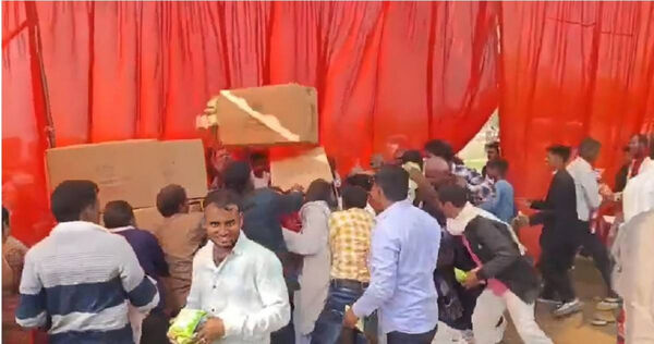 民眾在集體婚禮活動現場爭搶發放的洋芋片與餐點，現場一度混亂失控。（圖／翻攝自X ，@GaganPratapMath）