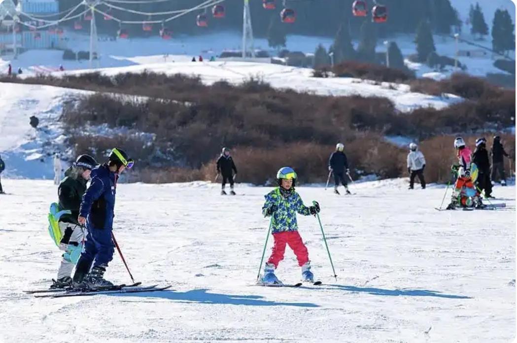 新疆乌鲁木齐推出涵盖冰雪运动、非遗体验、文化研学等多种类型的文旅产品,并搭配实施... 新疆乌鲁木齐推出涵盖冰雪运动、非遗体验、文化研学等多种类型的文旅产品,并搭配实施...