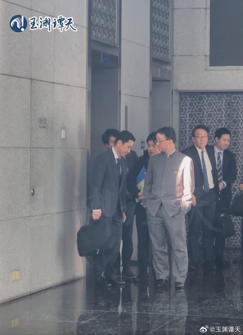 自称「前自卫官」的某日本帐号发布中国家庭聚餐视频，一个婴儿被放置在静止的旋转餐桌上。配文「无法与这种文化共存」。（网页截屏）