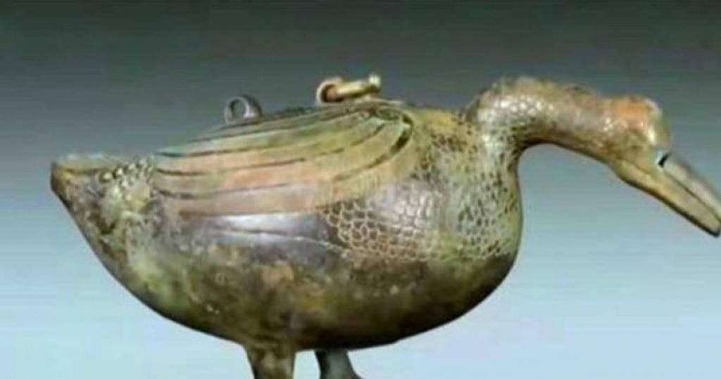 一名大陸女子帶著父親以人民幣40萬元(約新台幣177萬元)購得的鴨形古物登台,希望專家鑑定其真偽。(圖/翻攝自微博)