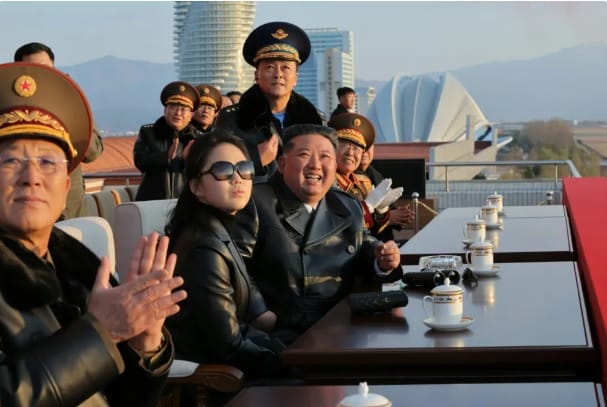  金正恩与金主爱也一起观赏北韩空军的表演。 图：翻摄自 腾讯网 直新闻 