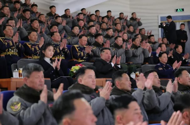 金正恩与金主爱共同出席北韩空军的公开活动。   图：翻摄自 腾讯网 直新闻