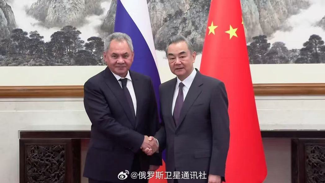 大陆外长王毅(图右)今天将在莫斯科与俄罗斯联邦安全会议秘书绍伊古举行俄中第二十轮... 大陆外长王毅(图右)今天将在莫斯科与俄罗斯联邦安全会议秘书绍伊古举行俄中第二十轮...