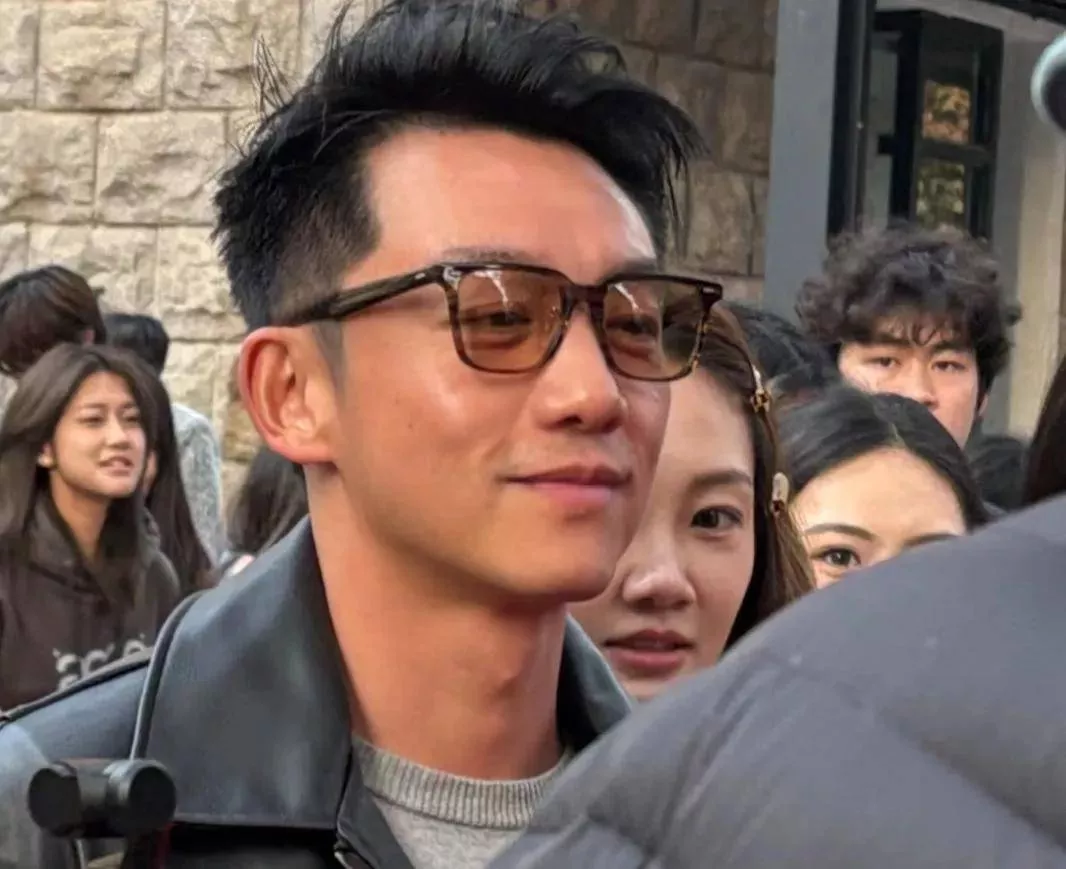 郑恺晒与陈赫等10人合影，被扒P掉7处烟盒打火机