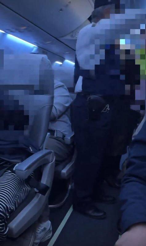 1名中國籍男乘客與空服員發生激烈爭執，班機被迫返航。（圖擷取自x）