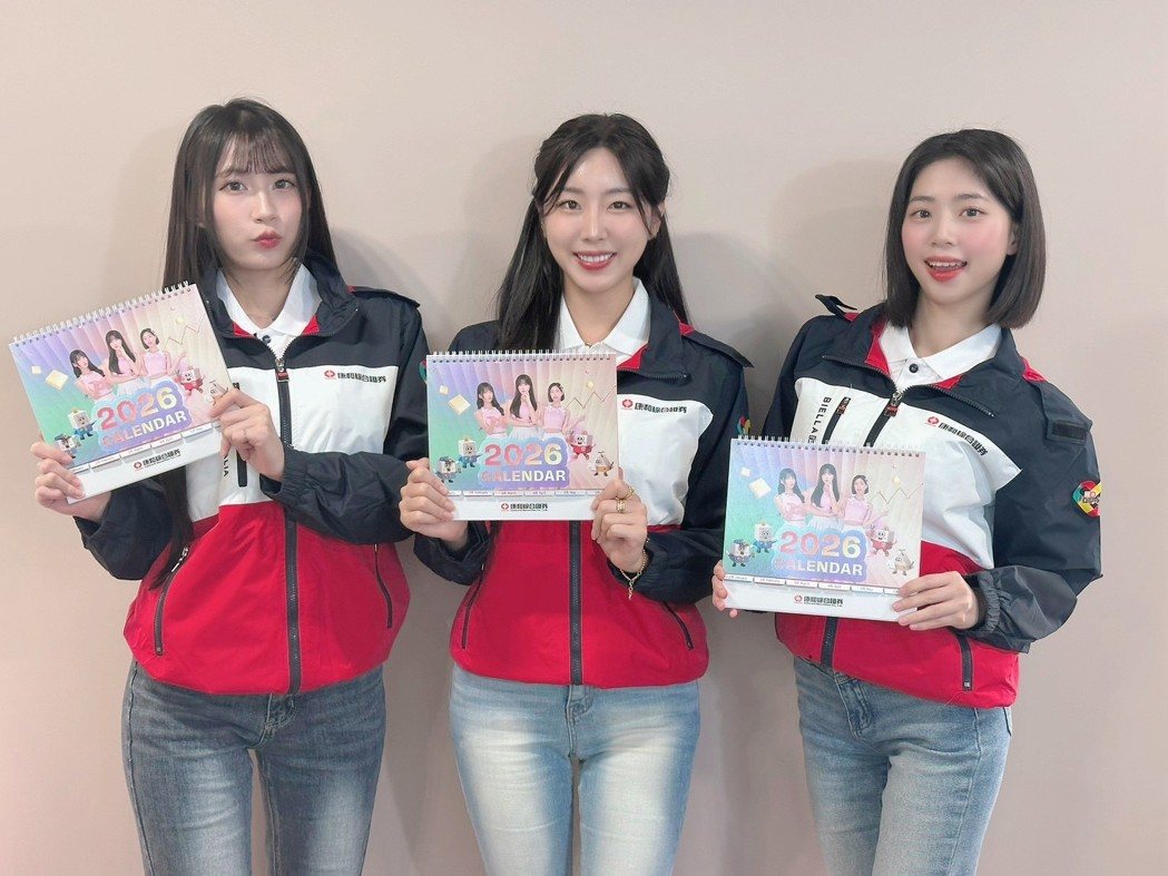 台钢雄鹰Wing Stars啦啦队女孩:李乐、安芝儇、妡0(由左至右)为康和证券... 台钢雄鹰Wing Stars啦啦队女孩:李乐、安芝儇、妡0(由左至右)为康和证券...