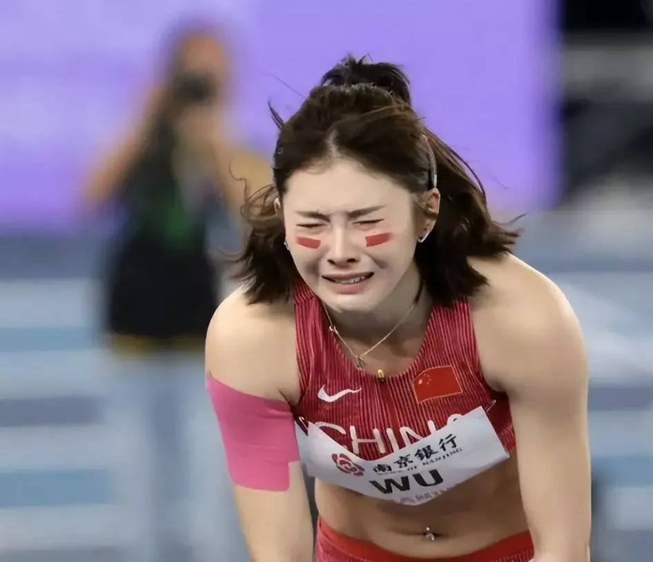 吴艳妮到底得罪了谁?参加姐姐婚礼却被怒批抢风头