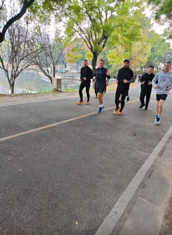 习陪聊，成都晨跑...马克龙尽享中国隆重礼遇