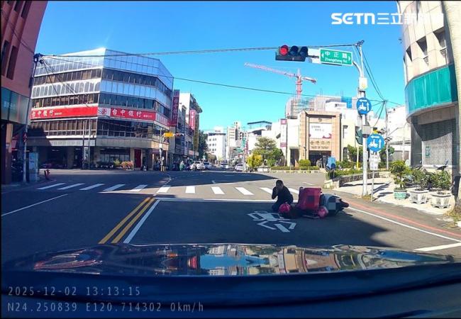 外送女骑士“全身抽搐”倒地 路过暖警即刻救援 外送女骑士“全身抽搐”倒地 路过暖警即刻救援