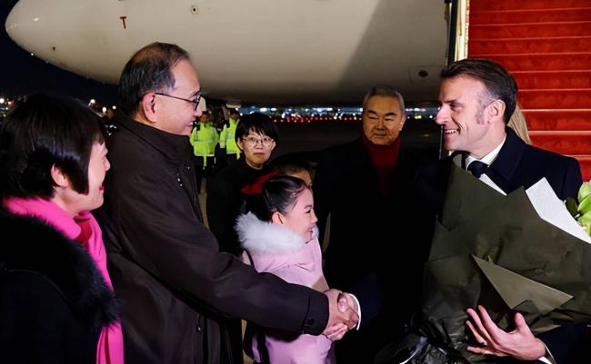 法新社太牛了!特意抓拍中国人喜欢的明月 法新社太牛了!特意抓拍中国人喜欢的明月