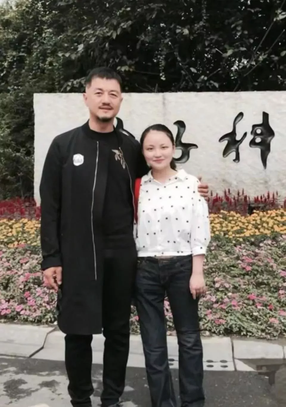 李亚鹏在四川见第4个女儿,相拥而泣