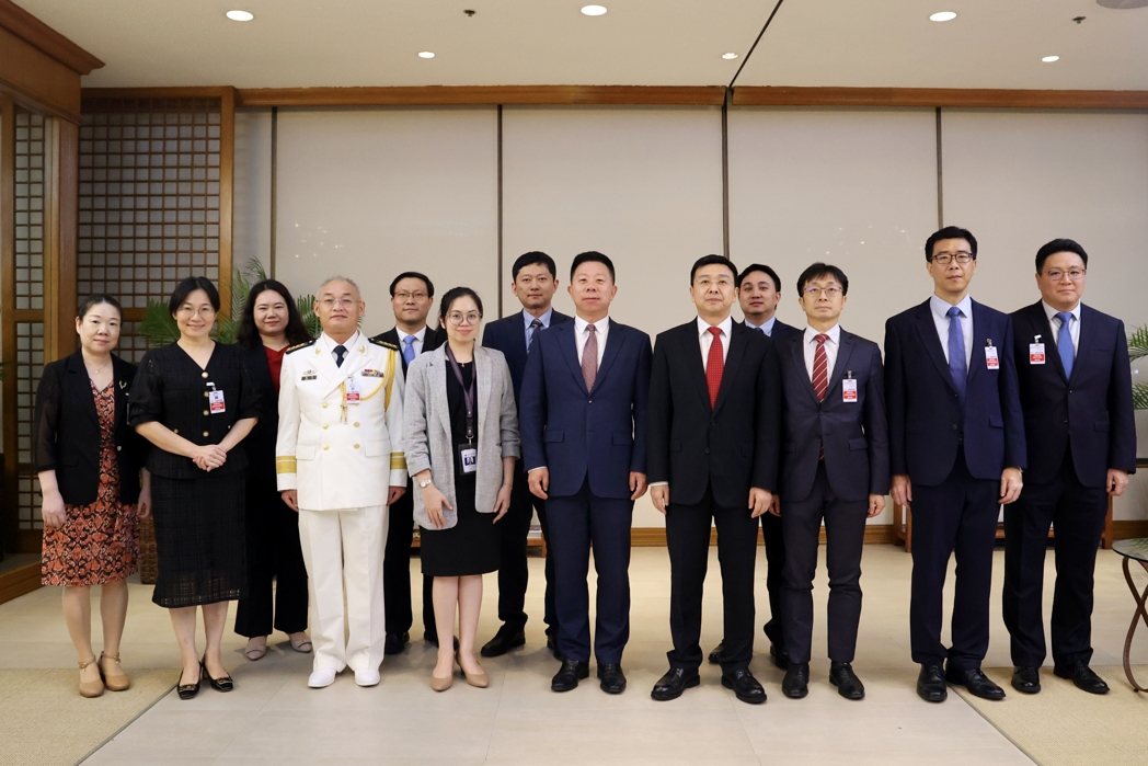 中国驻美国使馆公使井泉(右6)调任驻菲大使,并于6日抵马尼拉履新。(图/取自中国... 中国驻美国使馆公使井泉(右6)调任驻菲大使,并于6日抵马尼拉履新。(图/取自中国...