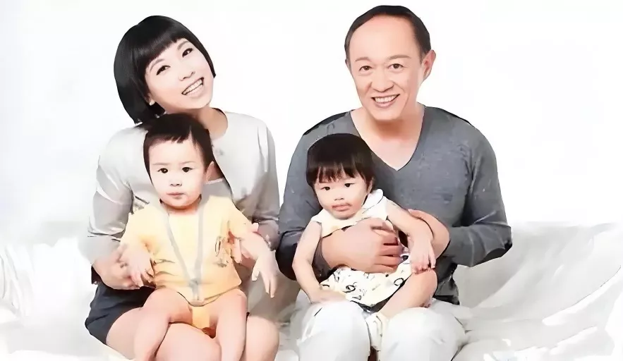 金士杰近60岁生下龙凤胎，接娃放学常被误认为孩子爷爷