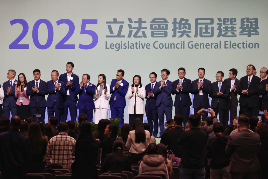 香港第八届立法会选举结果8日清晨出炉后,大陆国务院港澳事务办公室发言人随即表达祝... 香港第八届立法会选举结果8日清晨出炉后,大陆国务院港澳事务办公室发言人随即表达祝...