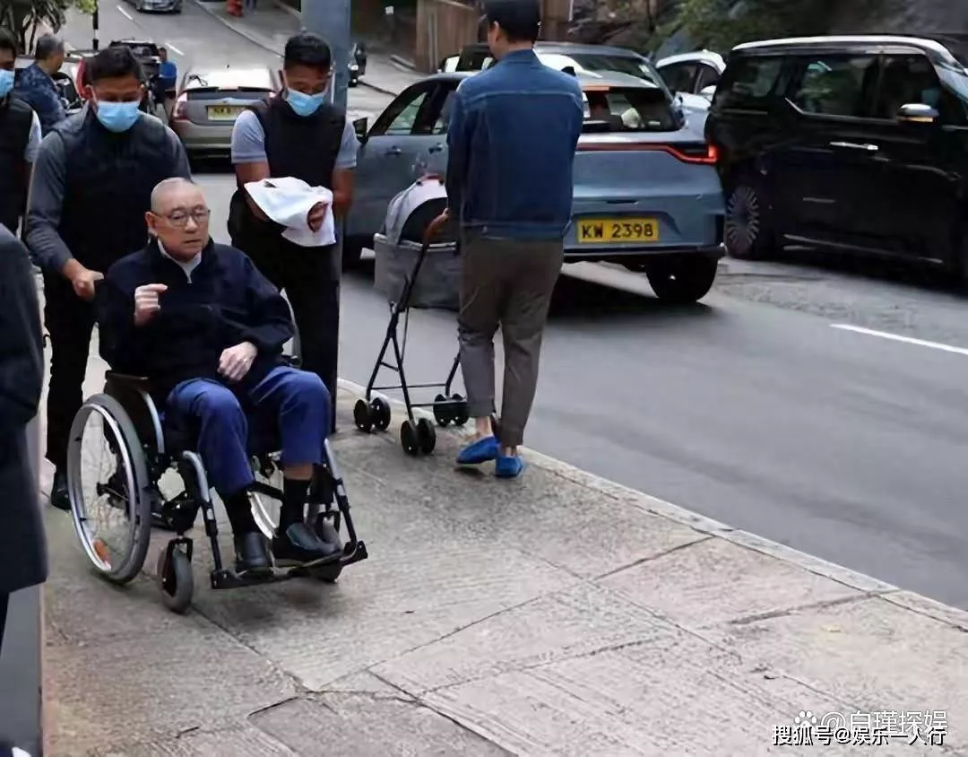 李泽钜近照变化巨大！满头白发，身材发福