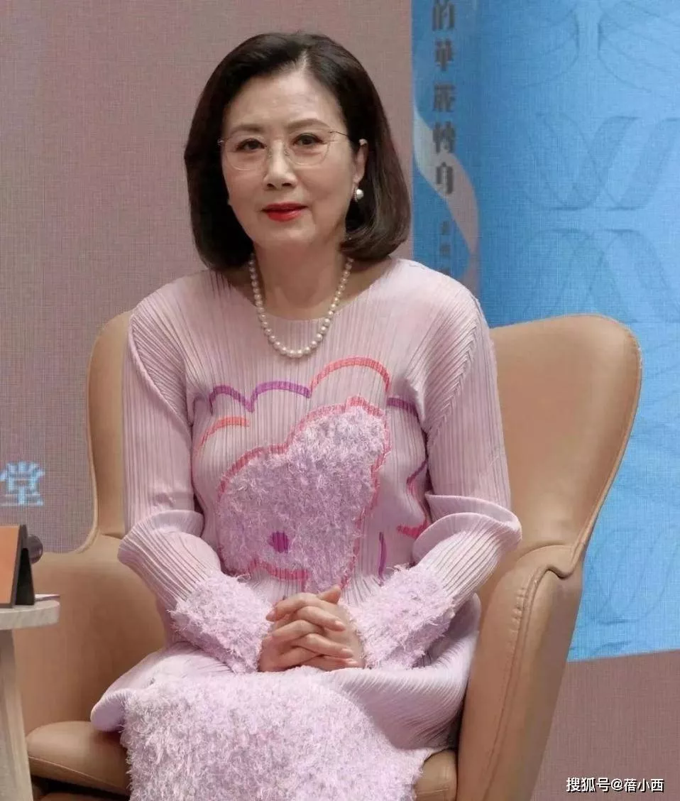 77岁汪明荃比赵雅芝更年轻，穿粉裙+波波头似少妇