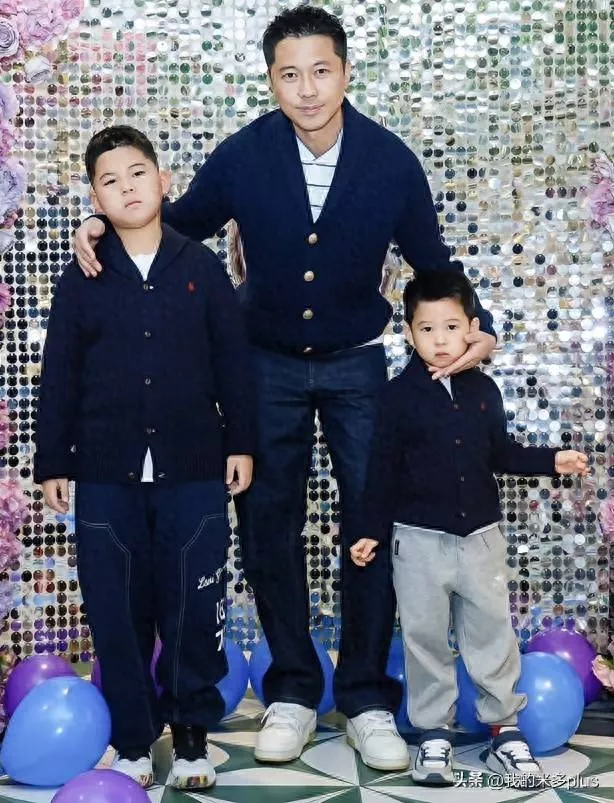 王雷小儿子4岁生日，李小萌露肩装女人味十足