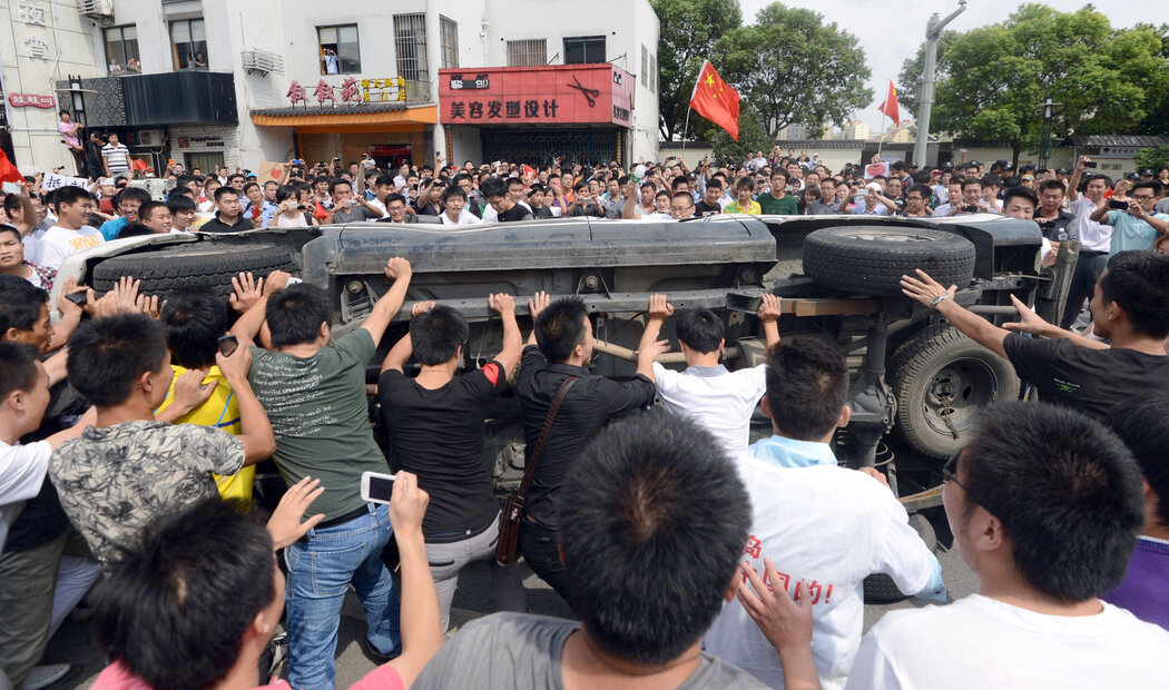 2012年，中国发生民族主义抗议活动期间，苏州的示威者推翻一辆日本制造的汽车。
