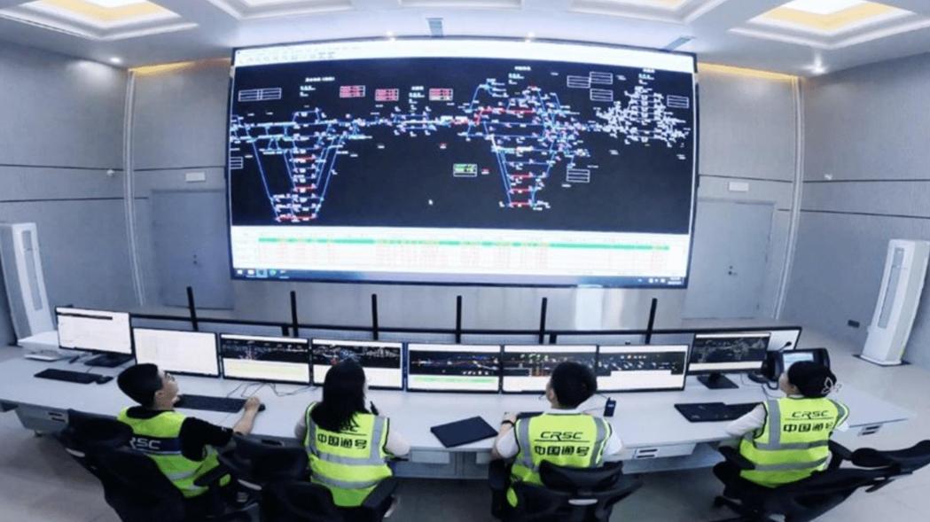 世界首次3.5万吨级重载群组列车开行试验周一(8日)在内蒙古包神铁路取得成功,是... 世界首次3.5万吨级重载群组列车开行试验周一(8日)在内蒙古包神铁路取得成功,是...