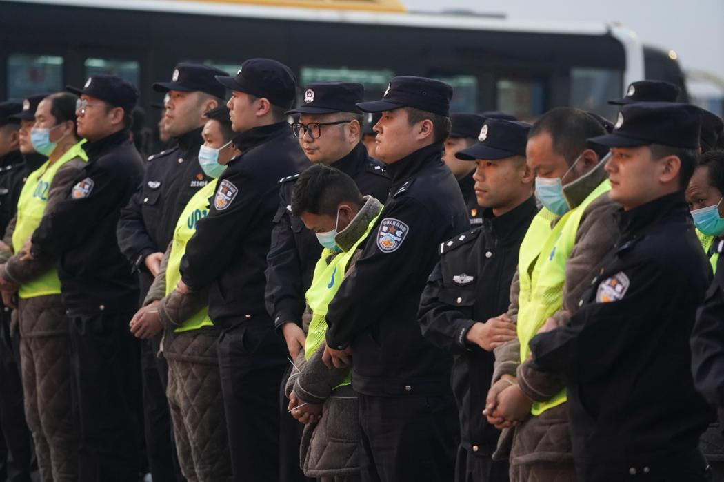 过去五年,大陆公安已自海外抓捕数十万名电信网路诈骗犯罪份子回国受审。图为2025... 过去五年,大陆公安已自海外抓捕数十万名电信网路诈骗犯罪份子回国受审。图为2025...