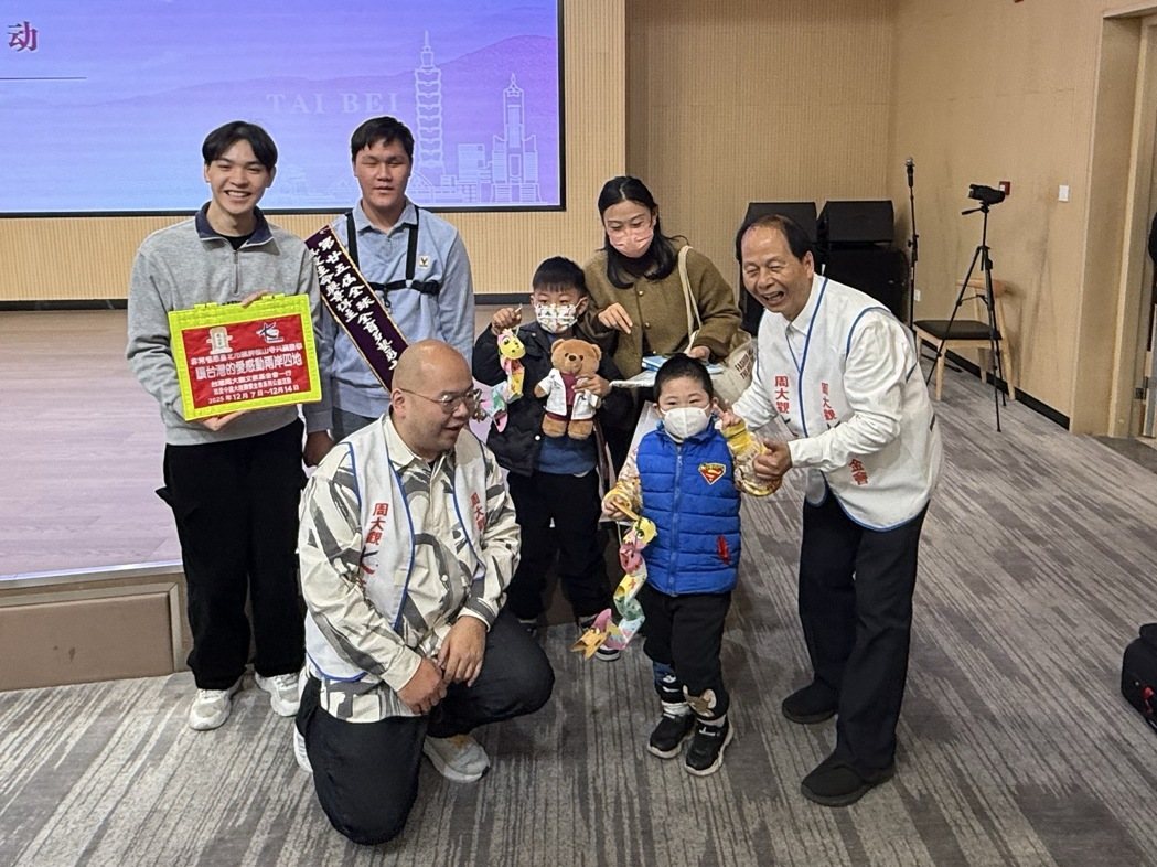 周大观基金会9日上午在上海市儿童医院举办「我还有一只脚.送爱两岸四地—周大观跨海... 周大观基金会9日上午在上海市儿童医院举办「我还有一只脚.送爱两岸四地—周大观跨海...