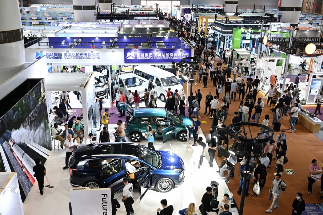 在数十亿美元的补贴下,大陆得以在全球电动车市场和产业链上取得领先地位。图为广交会... 在数十亿美元的补贴下,大陆得以在全球电动车市场和产业链上取得领先地位。图为广交会...