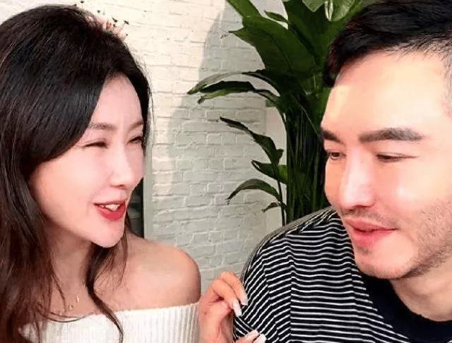 41岁甘薇新恋情疑似曝光,直播时与男方动作暧昧