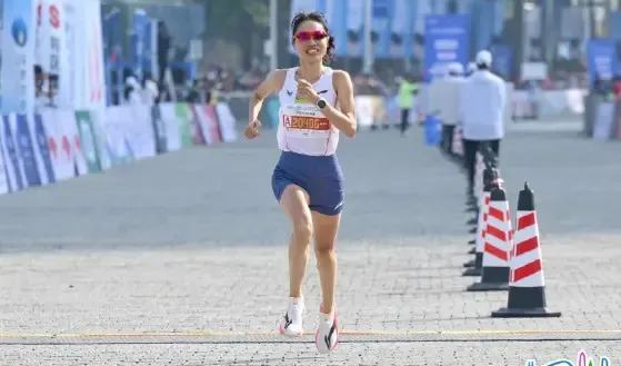 ▲中國福建醫科大學附屬第一醫院女護士張水華,今年8月參加哈爾濱馬拉松奪得中國國內女子組冠軍,被封為「最快女護士」在網路爆紅,最新卻傳出遭到院方懲處。(圖/翻攝自微博)