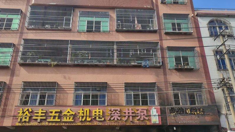 12月10日,在广东汕头市潮南区峡山街道丹凤路火灾现场拍摄的照片。(新华社)