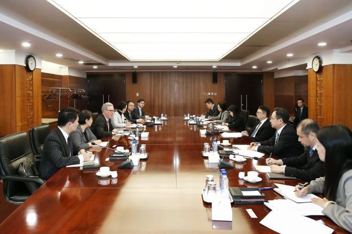 大陆商务部副部长凌激10日会见美国PayPal公司全球副总裁纳许(Richard... 大陆商务部副部长凌激10日会见美国PayPal公司全球副总裁纳许(Richard...