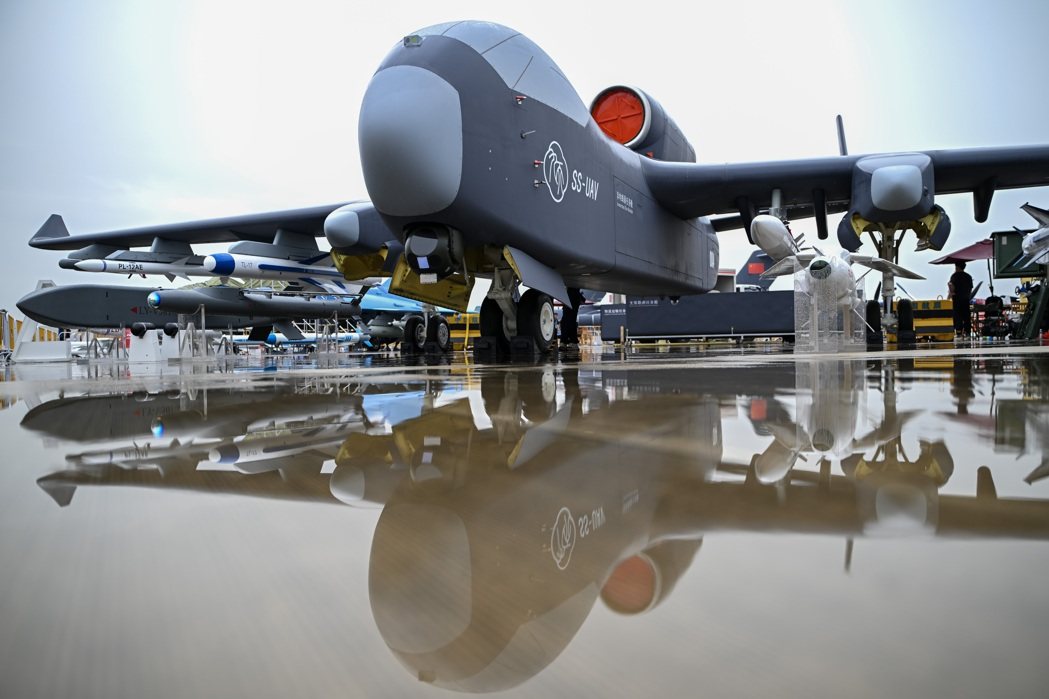 去年11月13日的珠海航展上,「九天」无人机系统亮相。(中新社资料照) 去年11月13日的珠海航展上,「九天」无人机系统亮相。(中新社资料照)