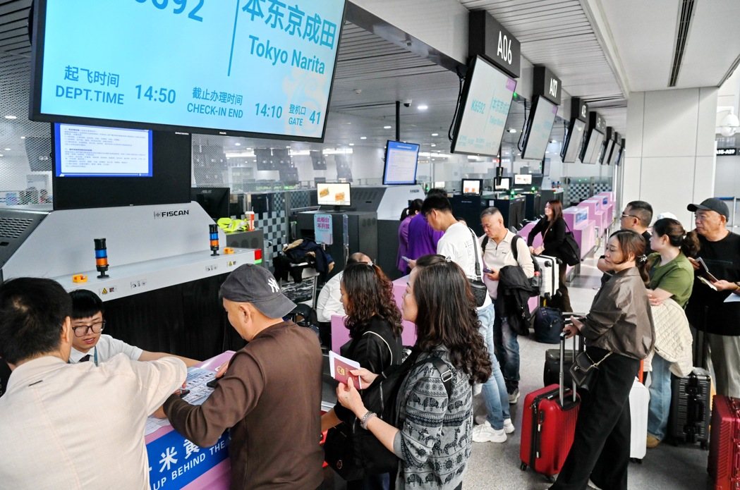 10月26日,大陆福建福州长乐国际机场,乘客办理飞往东京的登机手续。(新华社资料... 10月26日,大陆福建福州长乐国际机场,乘客办理飞往东京的登机手续。(新华社资料...