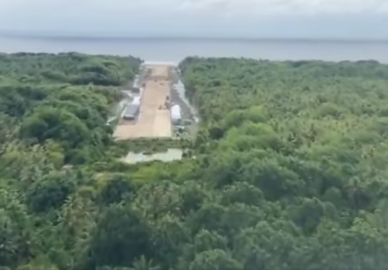 中國正在西太平洋島國密克羅尼西亞(Micronesia)重建一個二戰時期大日本帝國使用的飛機跑道。(圖翻攝自Cleo Paskal_X平台)