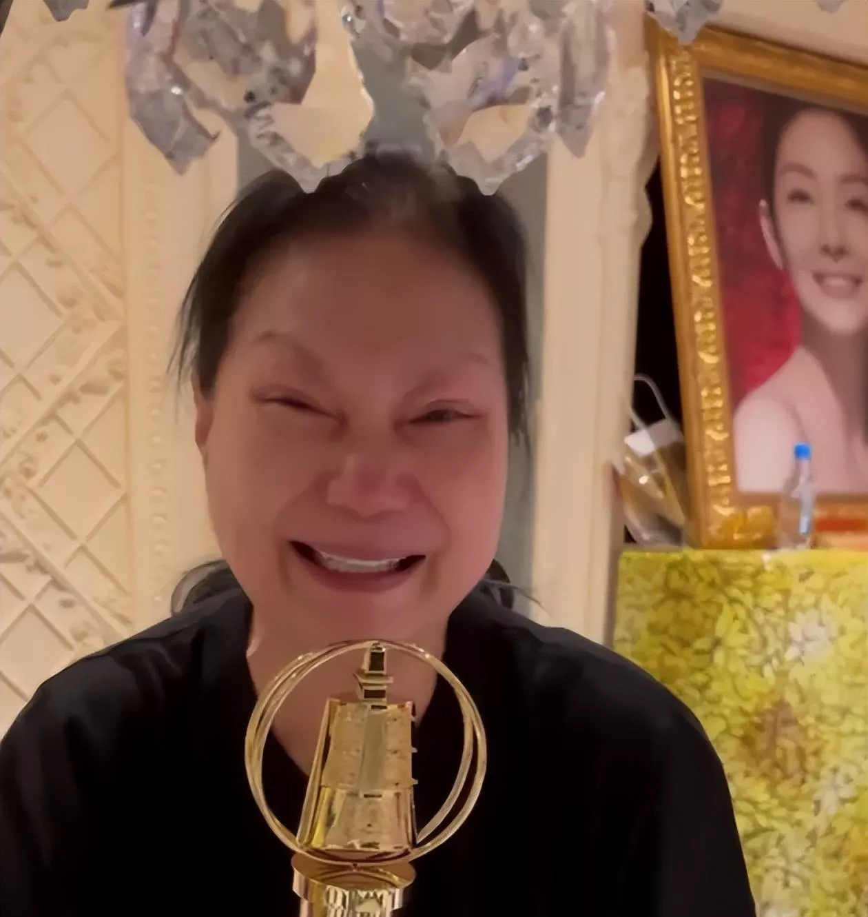 S妈手捧金钟奖落泪!家中大S遗像疑曝光