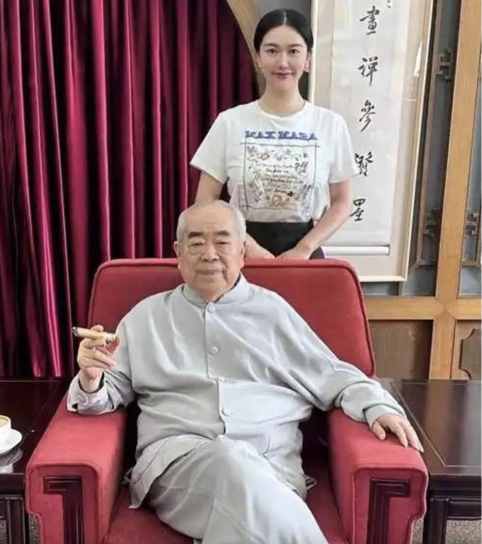 范曾与妻子徐萌。(图/取自范曾微博) 范曾与妻子徐萌。(图/取自范曾微博)