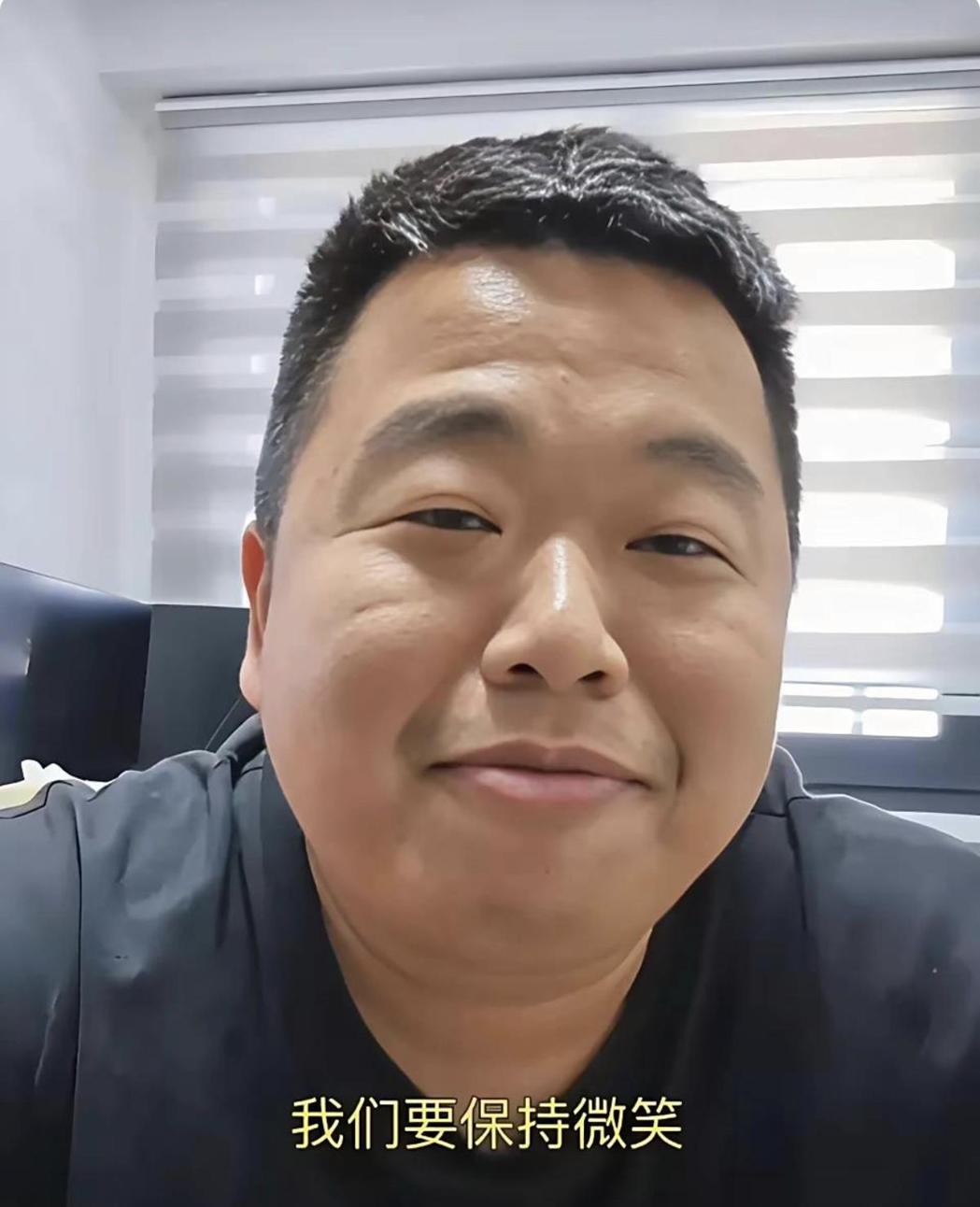 抖音粉丝超过2600万的旅游网红蓝战非,曾透露年收入可达九位数。日前自曝,在南非... 抖音粉丝超过2600万的旅游网红蓝战非,曾透露年收入可达九位数。日前自曝,在南非...