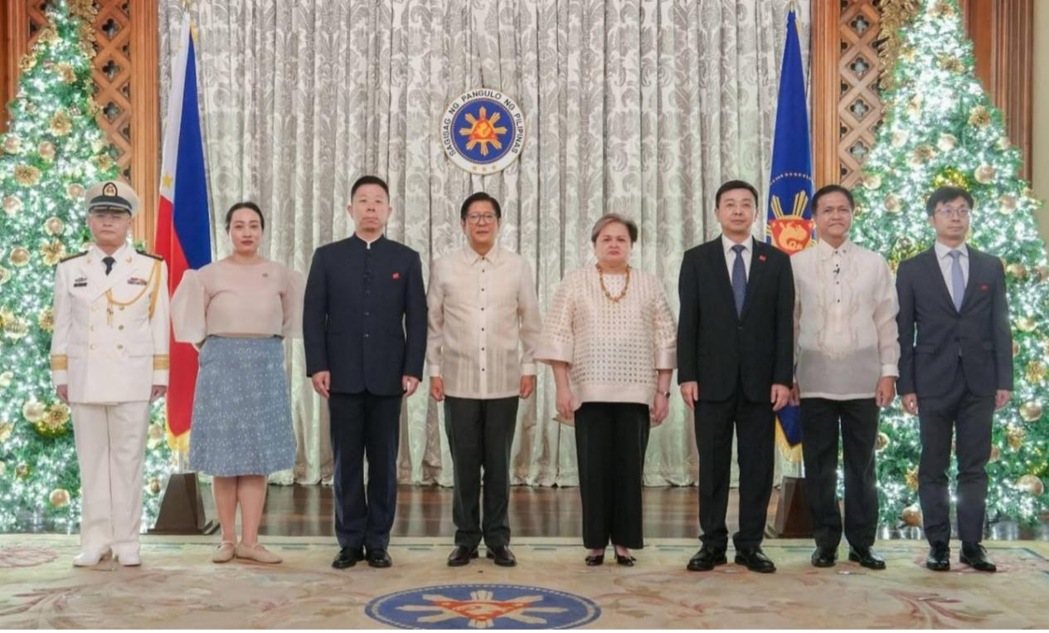 井泉(左3)11日向小馬可仕(左4)遞交國書。(圖/取自中共駐菲律賓大使館官網) 井泉(左3)11日向小馬可仕(左4)遞交國書。(圖/取自中共駐菲律賓大使館官網)