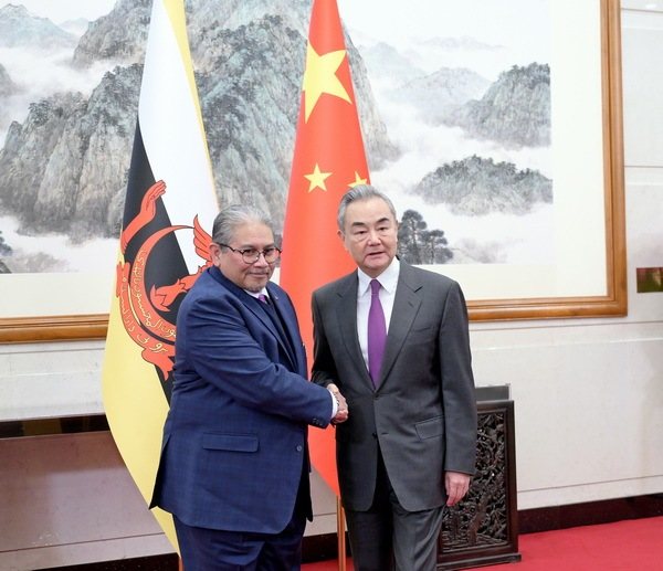 中共外长王毅(右)11日与汶莱外长艾瑞万(左)在北京会谈,续批高市早苗。(图/取... 中共外长王毅(右)11日与汶莱外长艾瑞万(左)在北京会谈,续批高市早苗。(图/取...