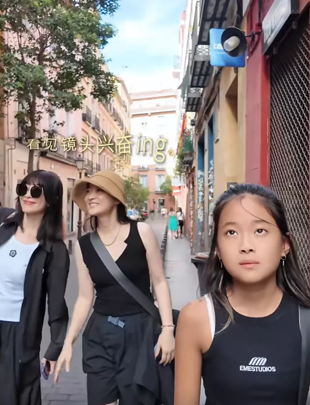 梅婷一家6口國外度假，親哥露面在大學當老師