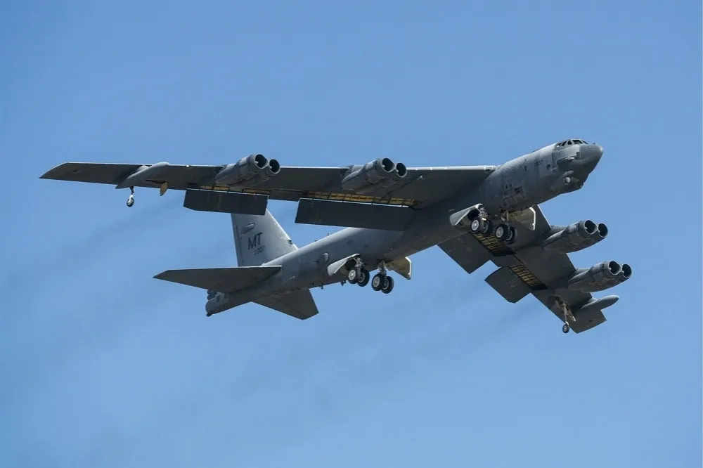 震撼影片:美日B-52核武轰炸机编队升空 震撼影片:美日B-52核武轰炸机编队升空