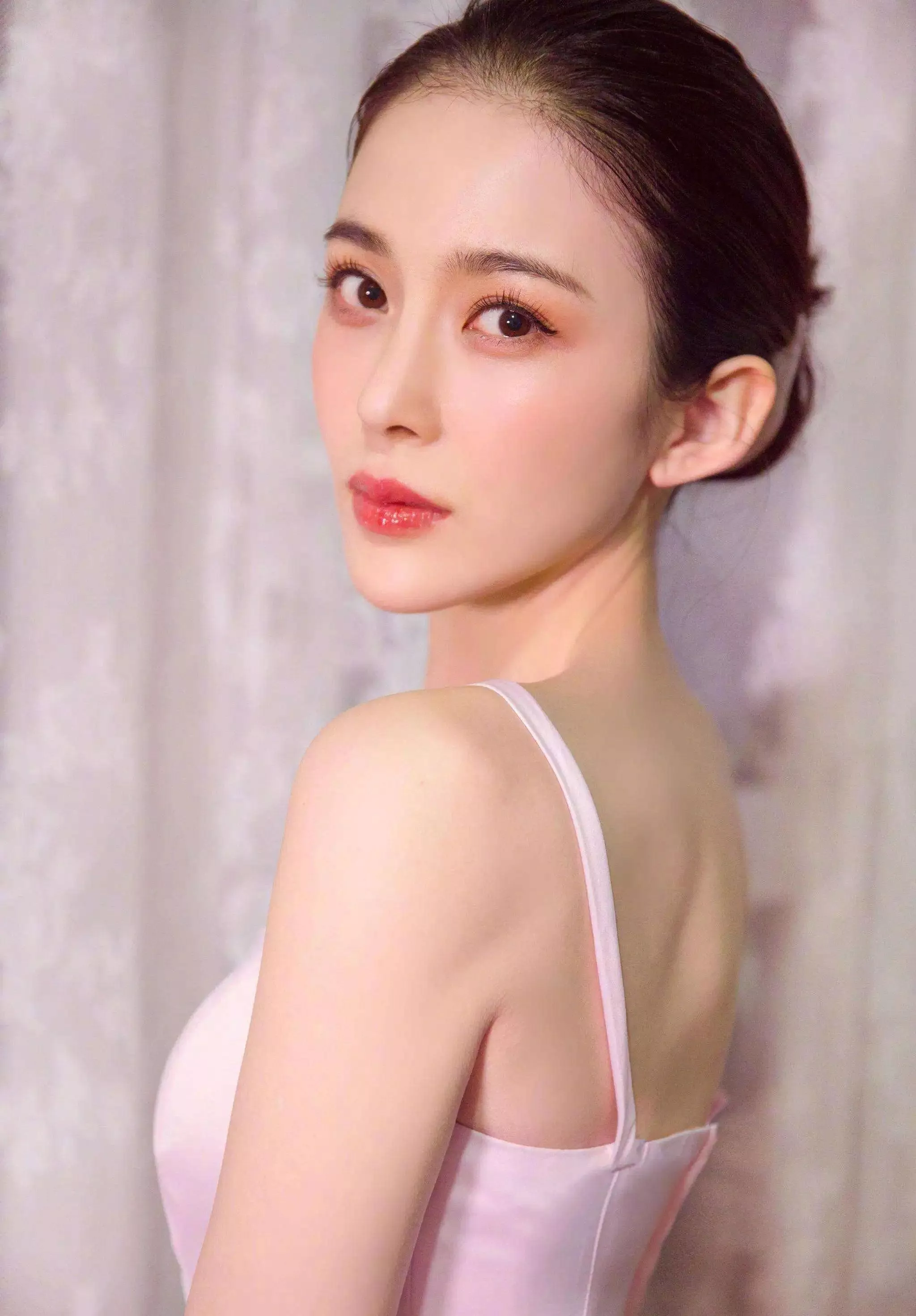 赵樱子官宣小12岁男友 !对方送貂皮大衣猛追